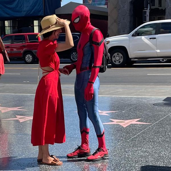Pic Spiderman greeting lady