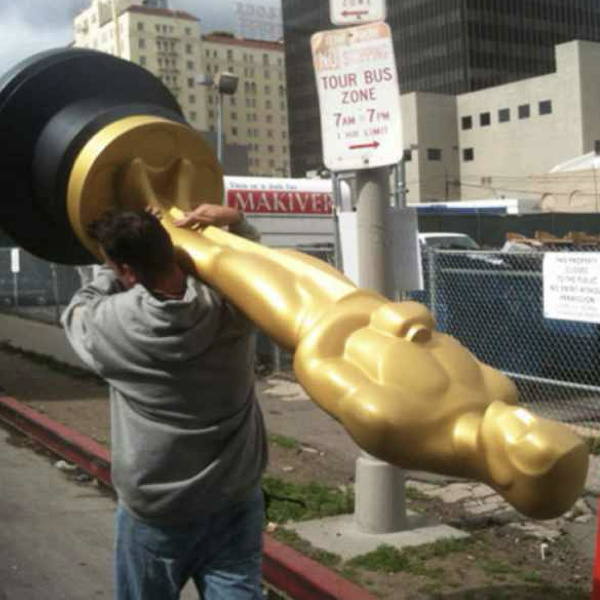 Pic - Oscarmania - Carrying Statue 2